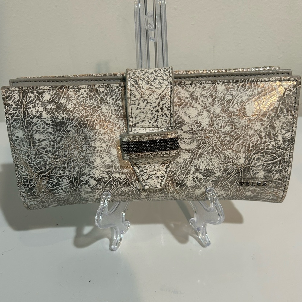 VÉLEZ Metallic Silver Cracked Leather Checkbook Wallet – Folia Nudo Style